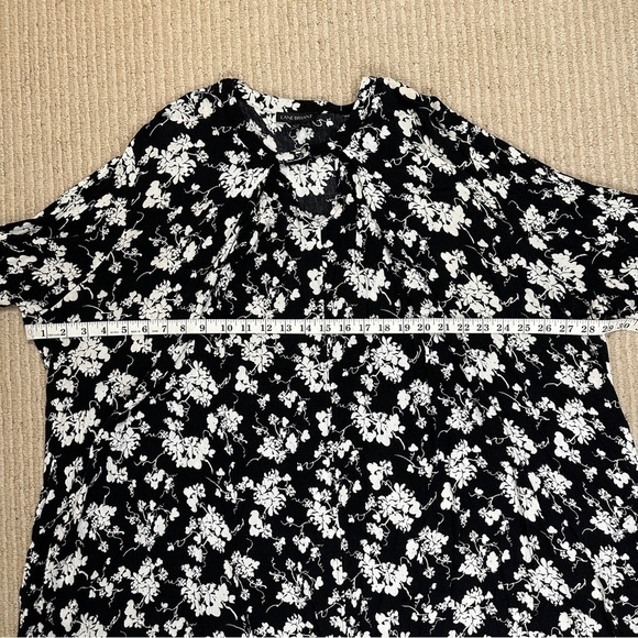 Lane Bryant Black and White Floral Print Tunic Top Size 26/28 Women - Picture 10 of 11